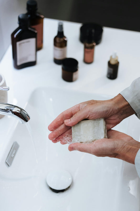 Le Double nettoyage : secret d’une Peau Radieuse et Purifiée